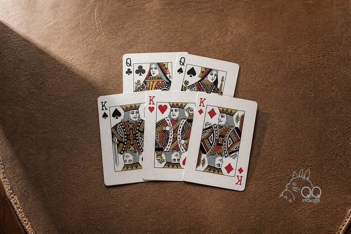 棕色皮革台面上一手葫芦正面朝上:三张 K 在前,两张 Q 叠在后